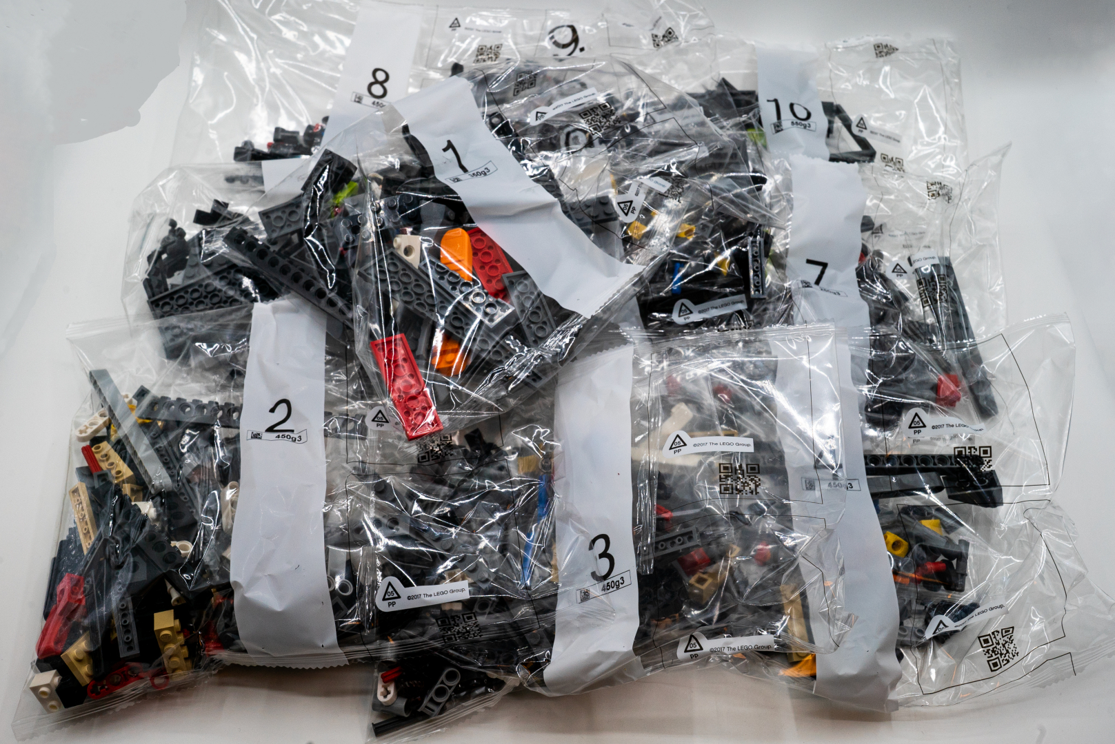 袋は全部で10。２万円台の商品だけあって、レゴ ブロックのパーツも大量！