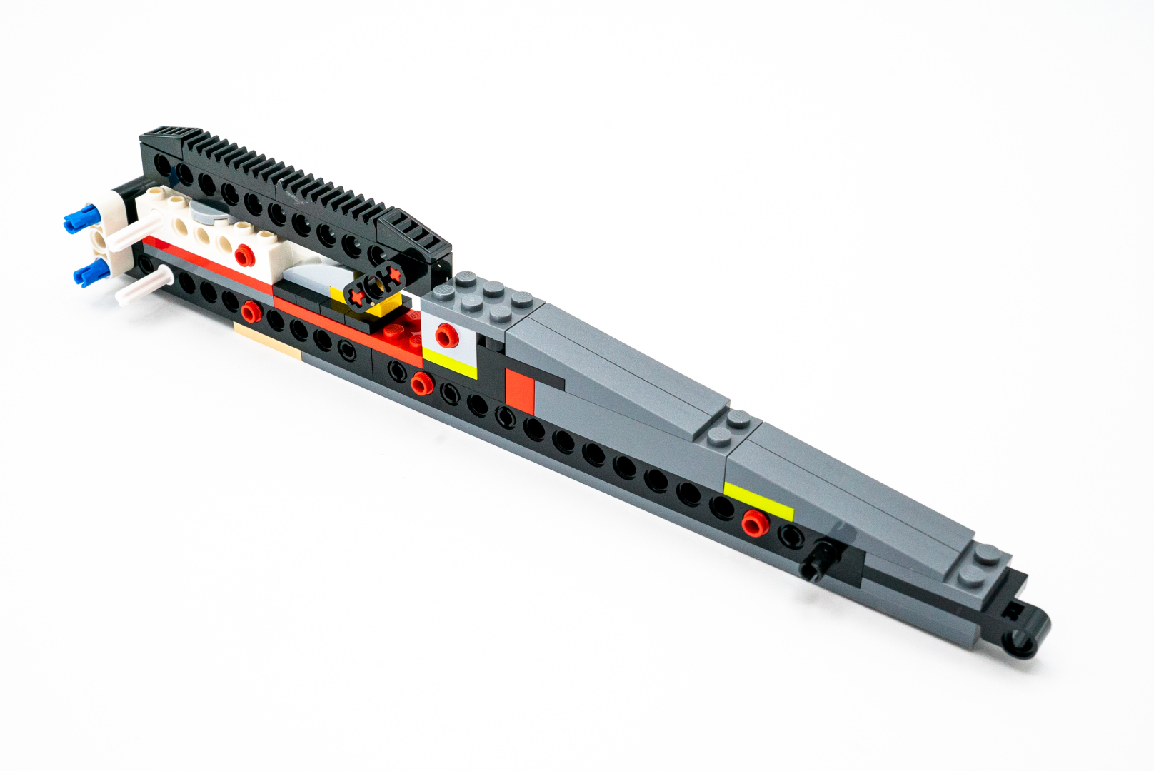 テクニック系のビームパーツ（穴あきのブロック）軸にして中央部を組み立て