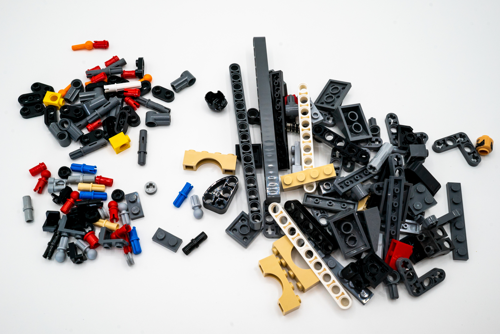 袋4のパーツ構成。ほとんどがテクニック系のパーツで何ができるがワクワクする