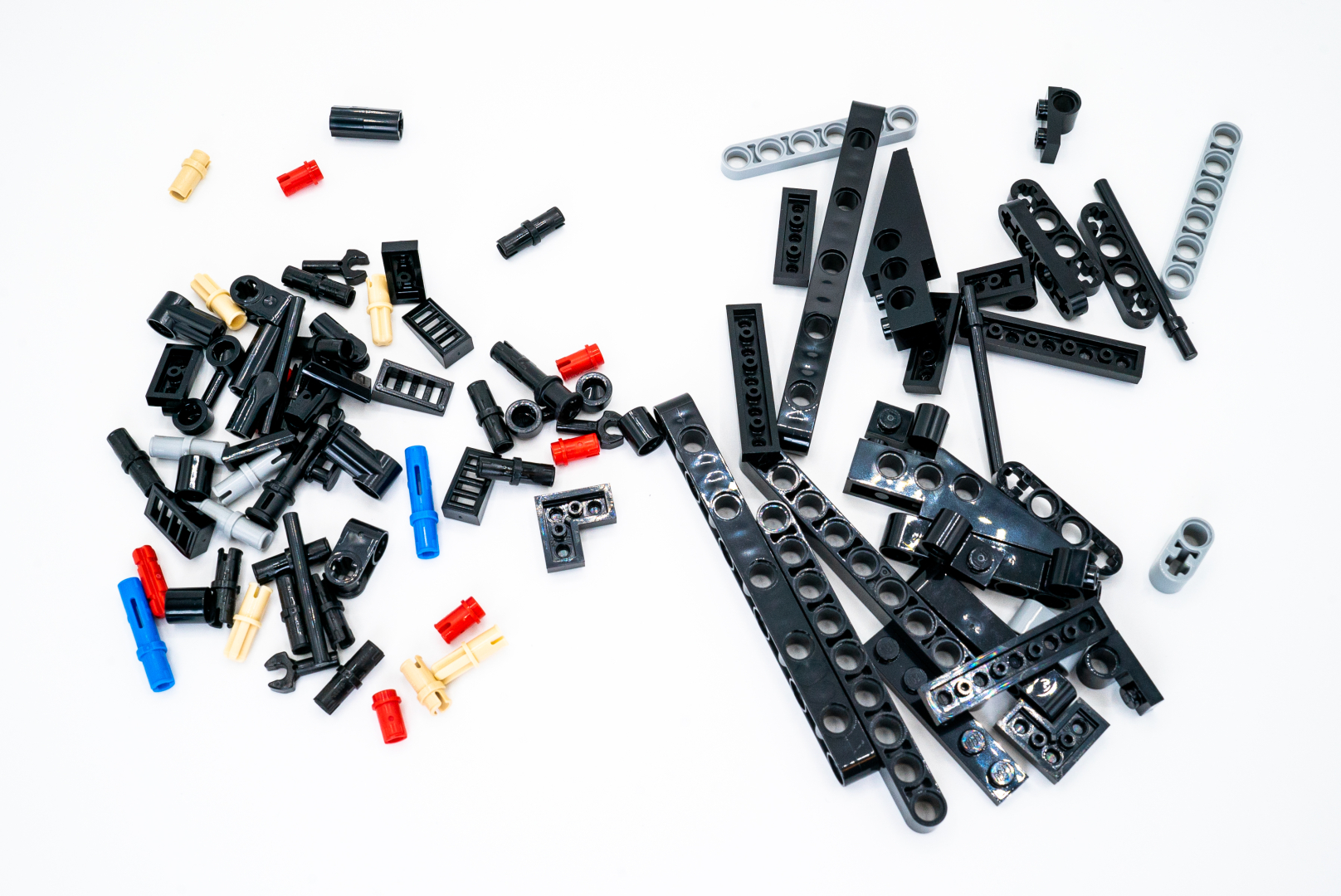 袋8から再びテクニック系パーツに戻る。これでロイヤル・オーニソプターの足回りを完成させていくのだ