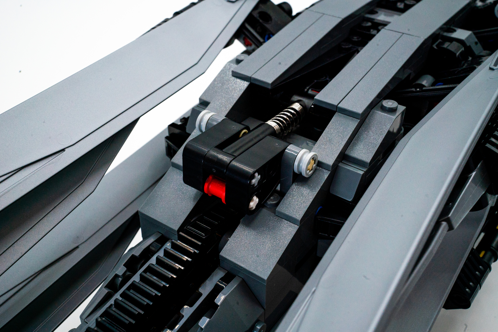 この部分を動かすと、羽が開閉する