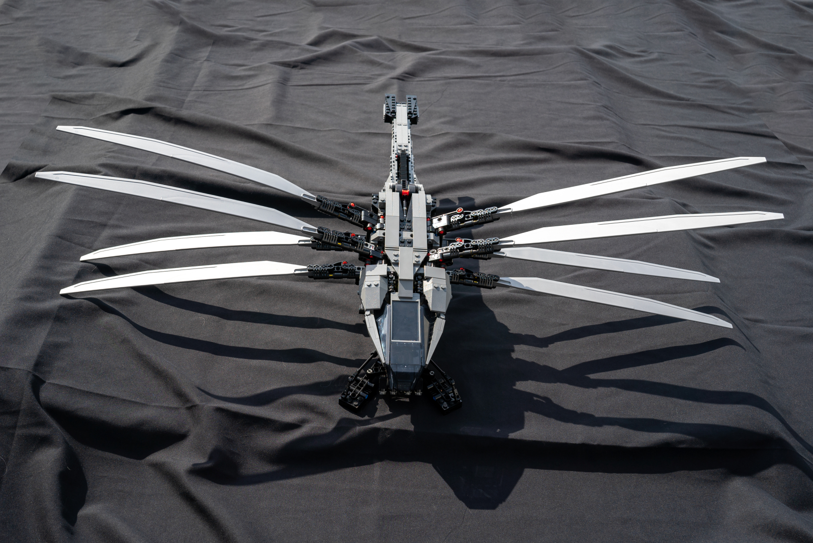 ロイヤル・オーニソプターの正面。迫りくる感じがいい！