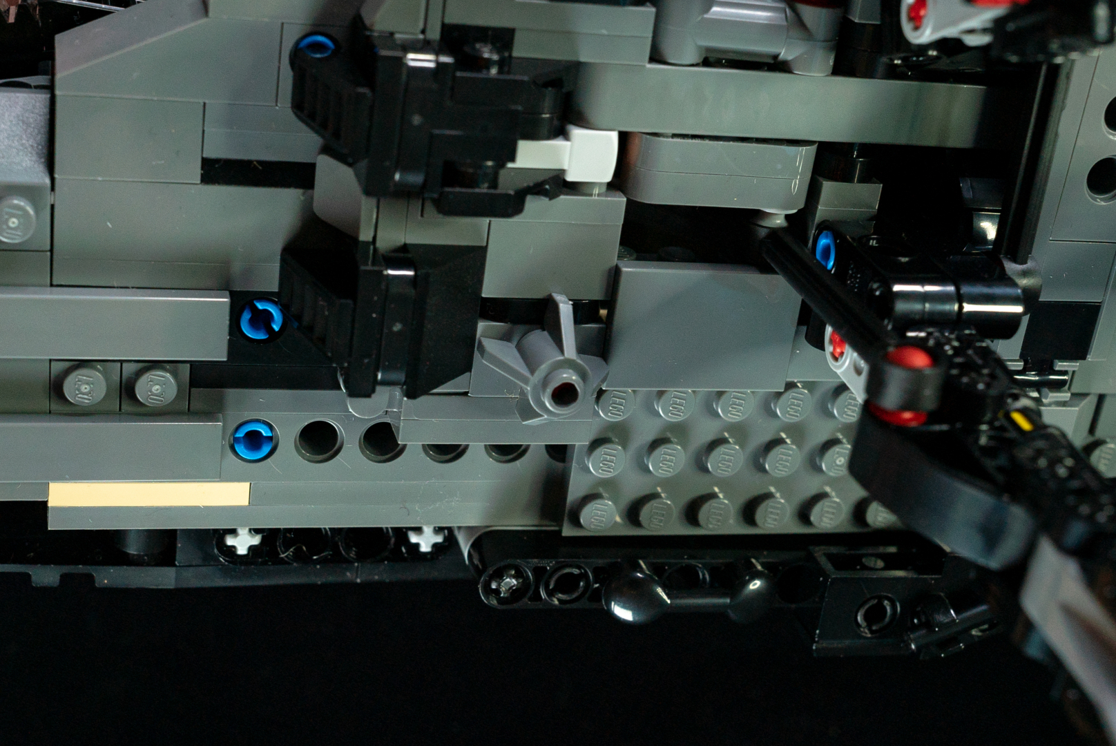 ランディングギアは、このミサイル後部のパーツを使って可動させる