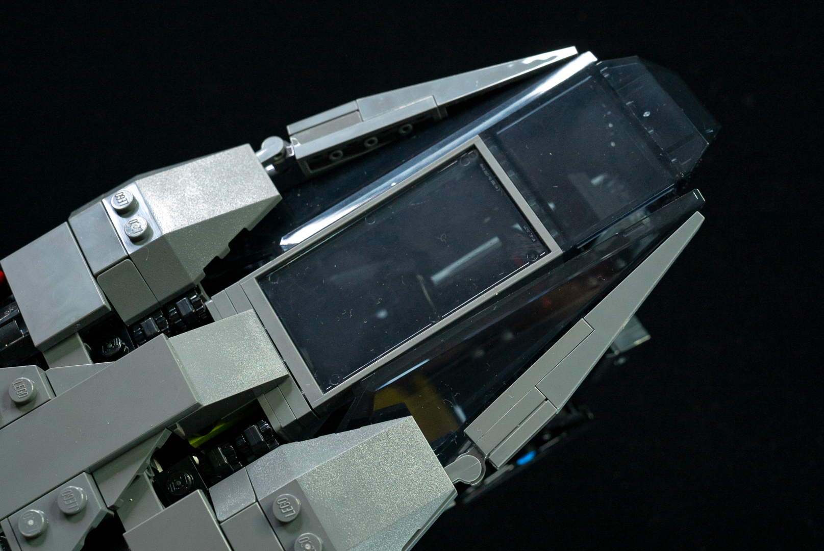 キャノピーには、通常家の窓枠にするパーツが使われている