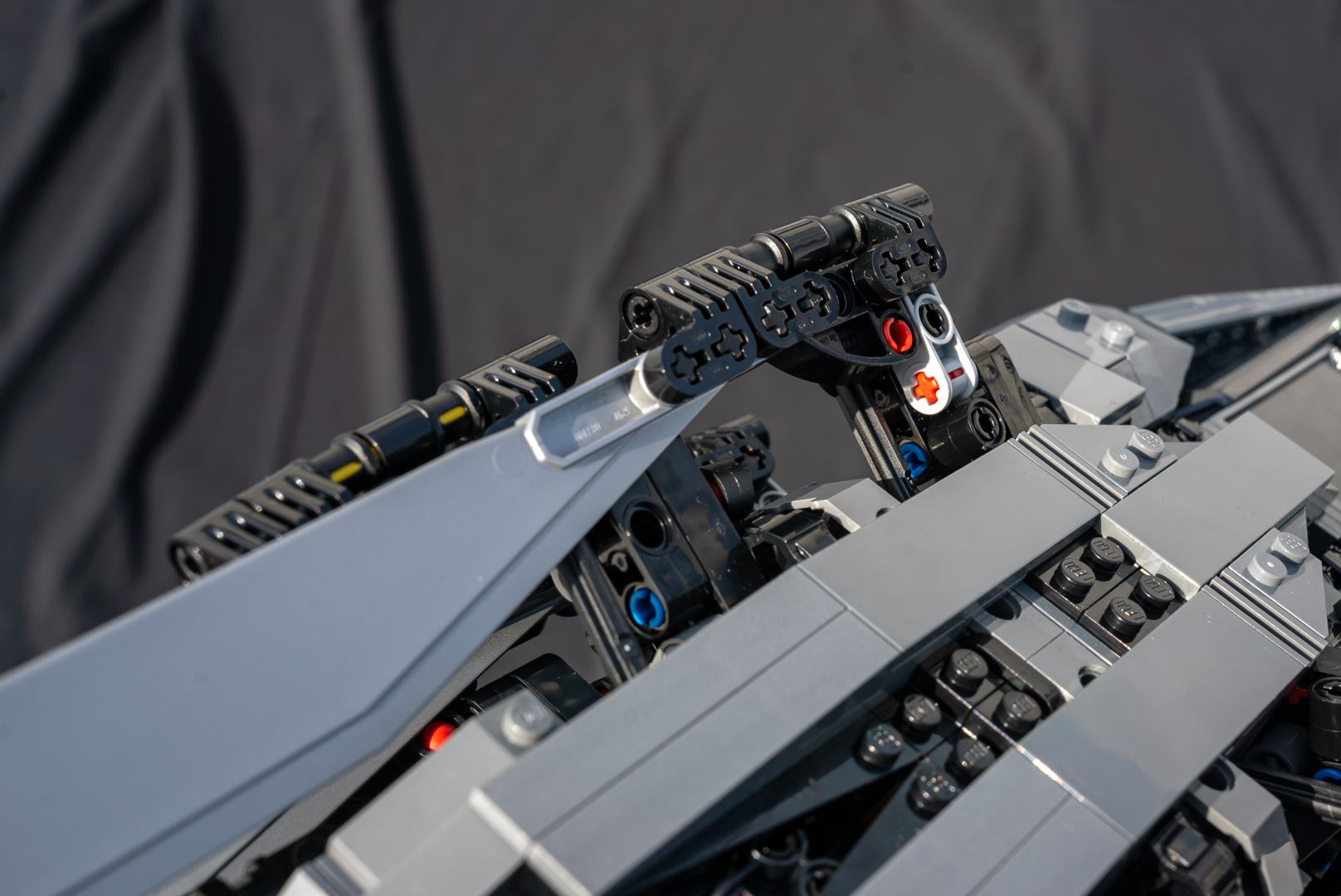 羽の付け根はテクニックパーツのメカメカしさが活きている！