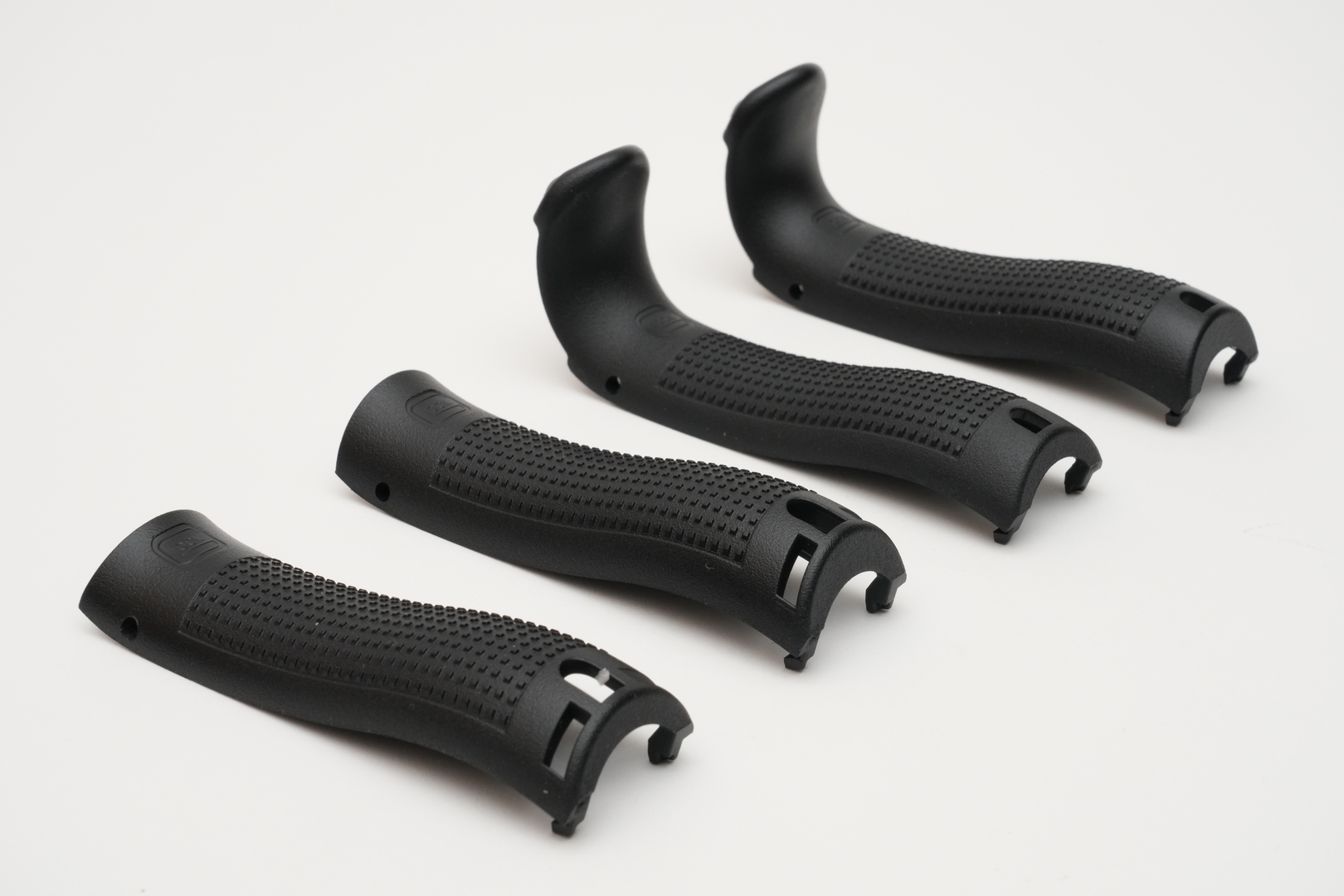 バックストラップは4つ同梱。左から、ショートM、ショートL、ロング（BT）M、ロング（BT）L