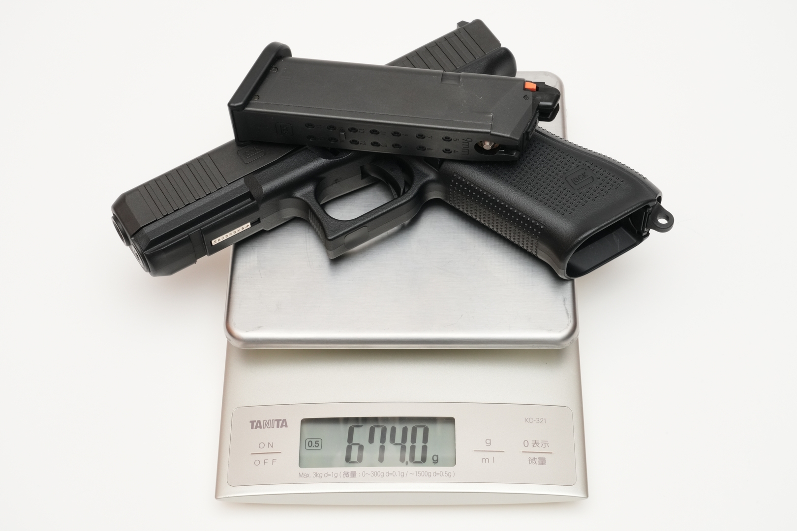 マガジン込みの「G17 Gen5 MOS」の実測重量は674g