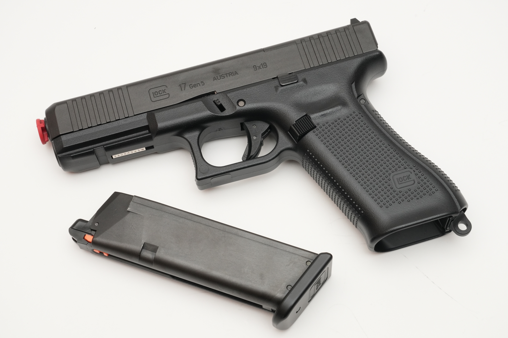 まずマガジンをはずしてから保護キャップを装着し