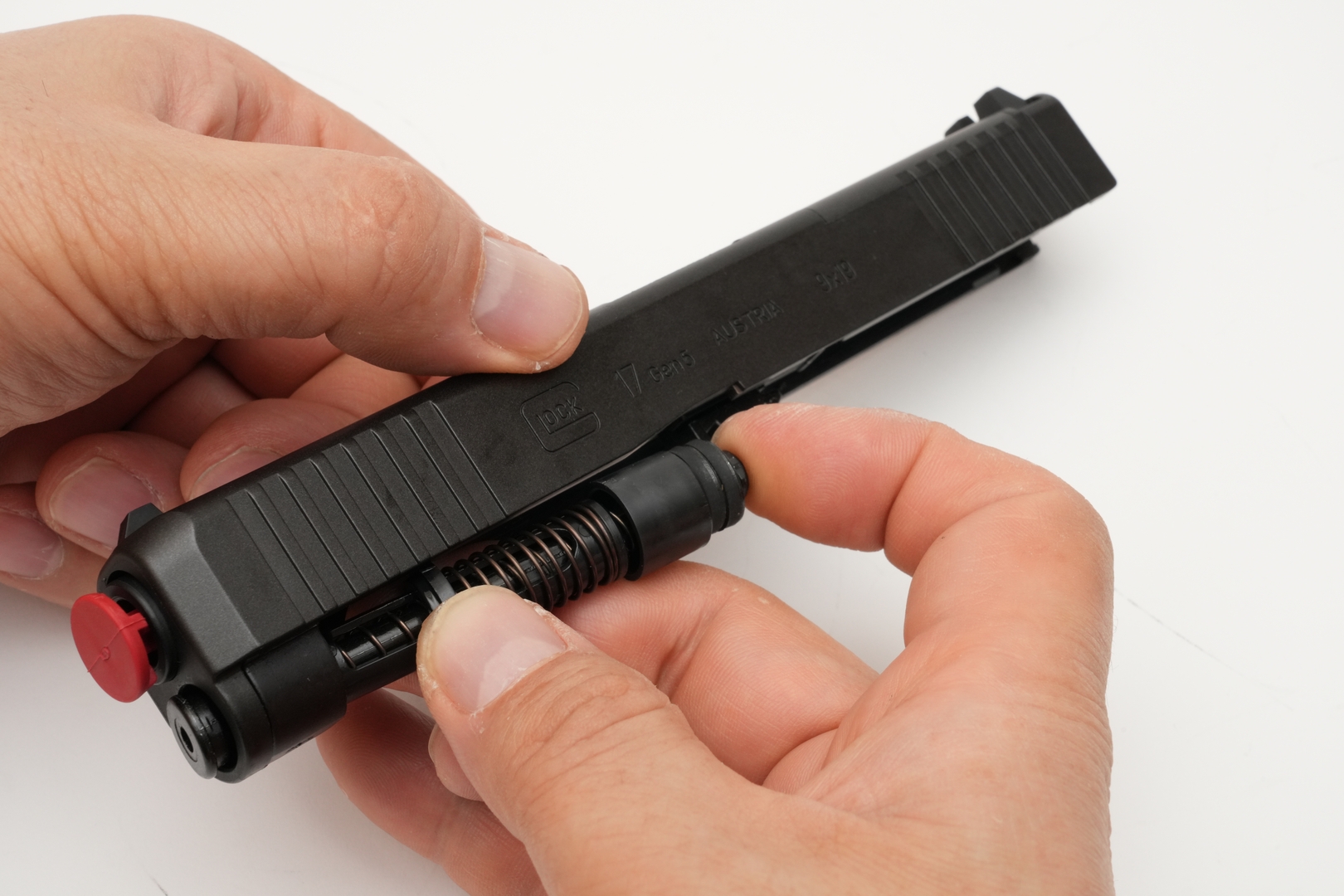 リコイルスプリングアッセンブルの前方のリングを引きながら、前方に押し出す