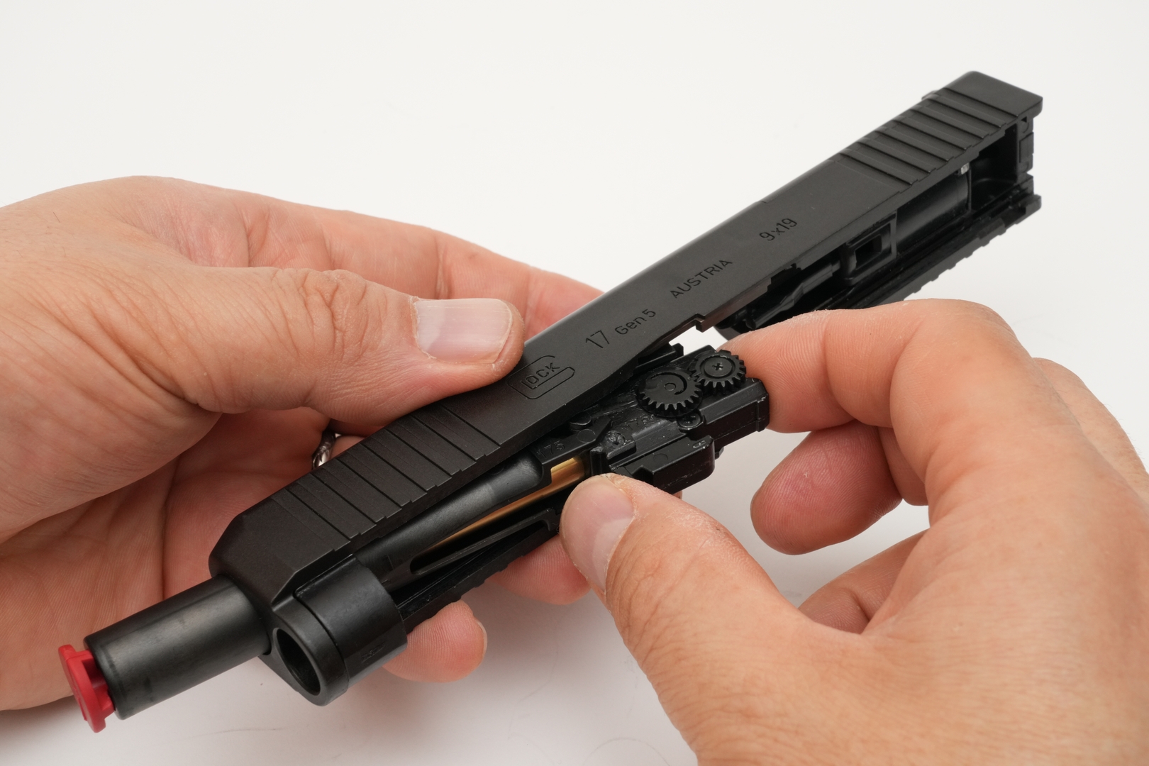 バレルアッセンブルを同じく前方に押し出し、斜め後方に抜き出す