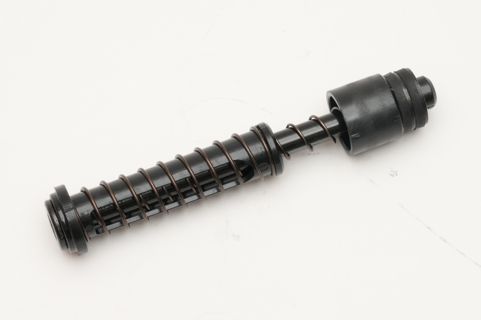 「G17 Gen5 MOS」のリコイルスプリングアッセンブル。マガジン以外は互換性がないので、「グロック17 Gen.4」に内部パーツを流用できない