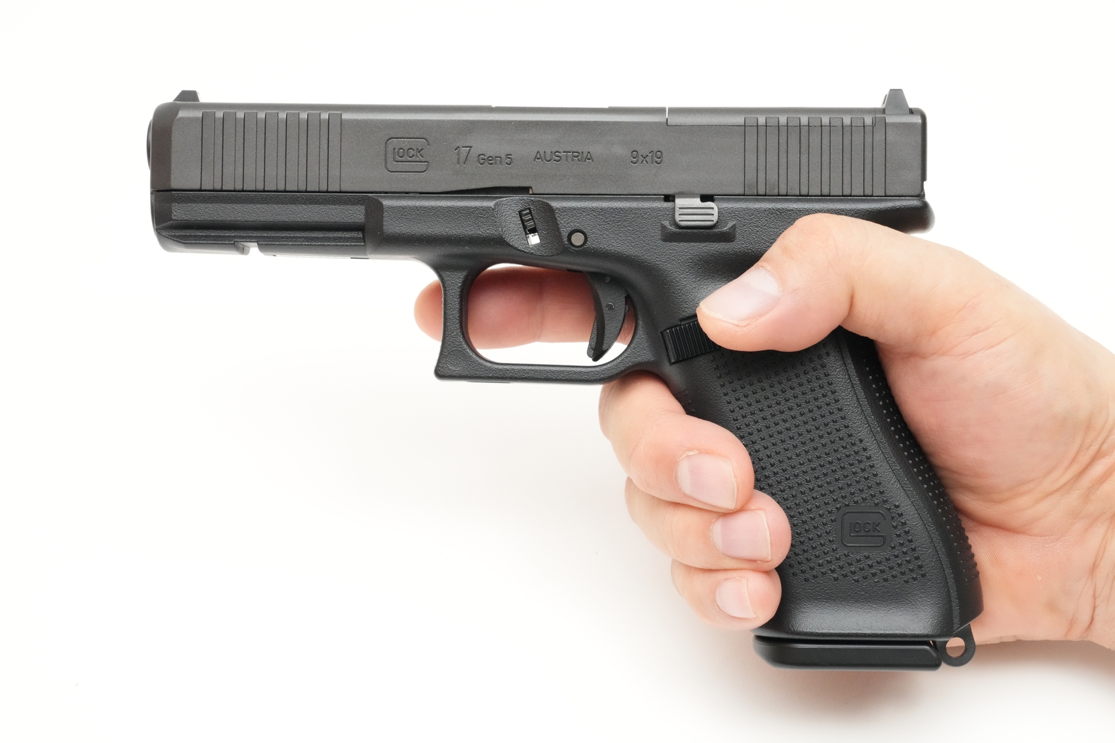 筆者の手はかなり大きめだが、バックストラップを使わなくてもちょうどいいグリップ感を得られた