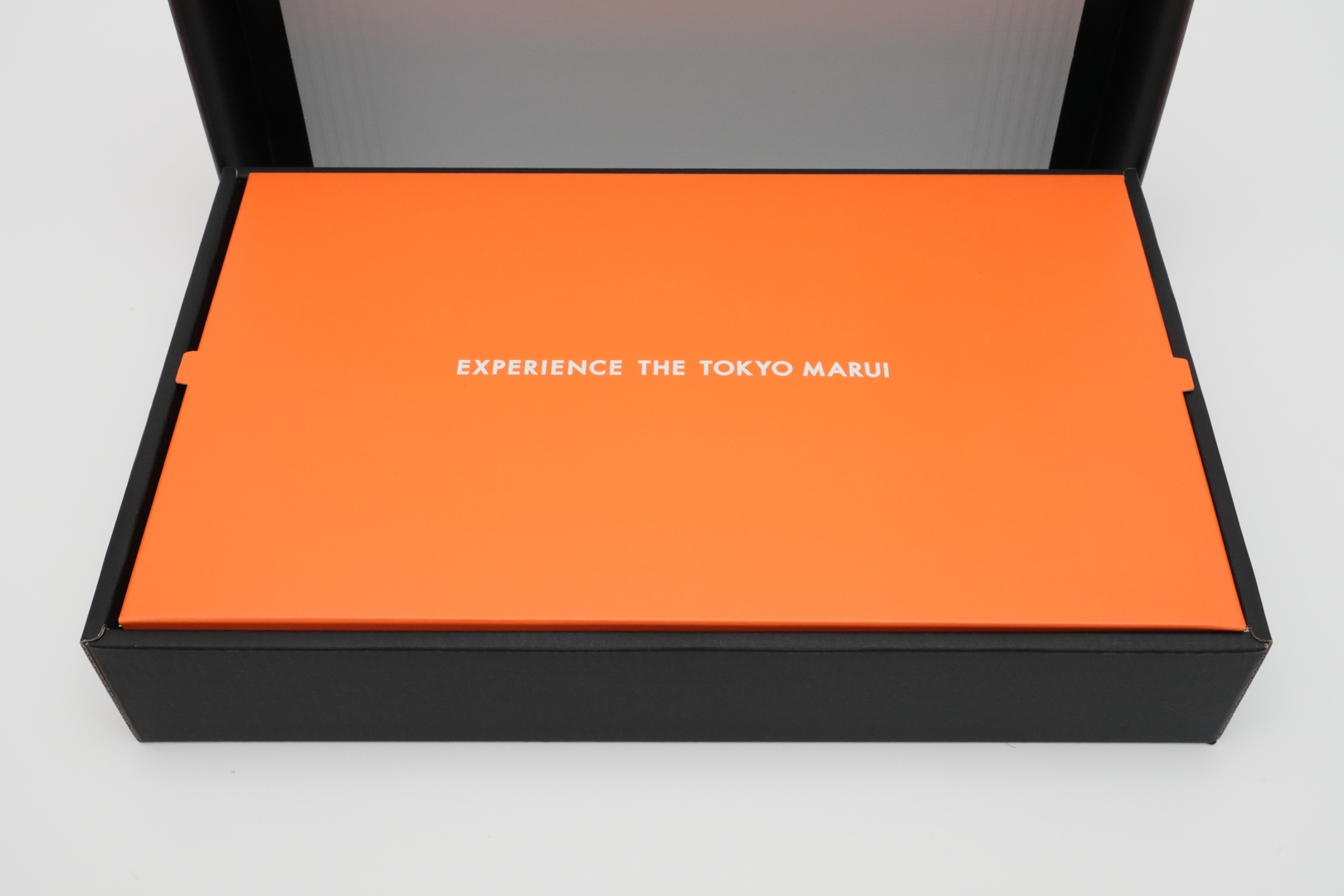 「EXPERIENCE THE TOKYO MARUI（意訳：東京マルイを体感しろ）」というキャッチコピーが記載。