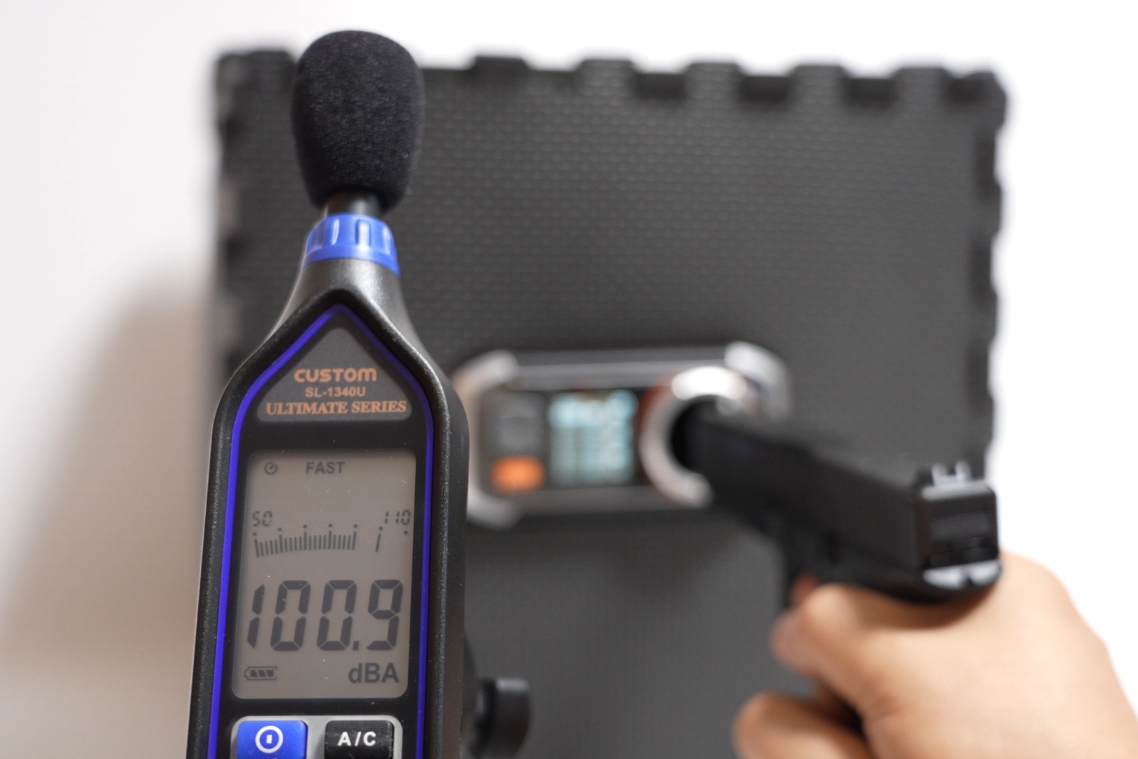 発砲音についてはバラツキがあり、最大100.9dBA、最小80.2dBA、平均87.59dBAとなった