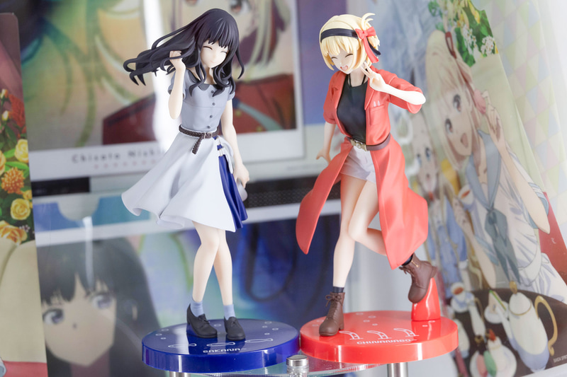 写真左がラストワン賞の井ノ上たきな フィギュア ラストワンver.。写真右はダブルチャンスキャンペーンで当たる錦木千束 フィギュア ダブルチャンスver.だ