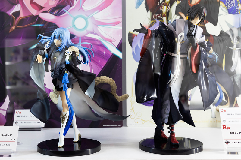 写真左がA賞のリムル＝テンペスト フィギュアで、右が悪魔ディアブロ フィギュアだ