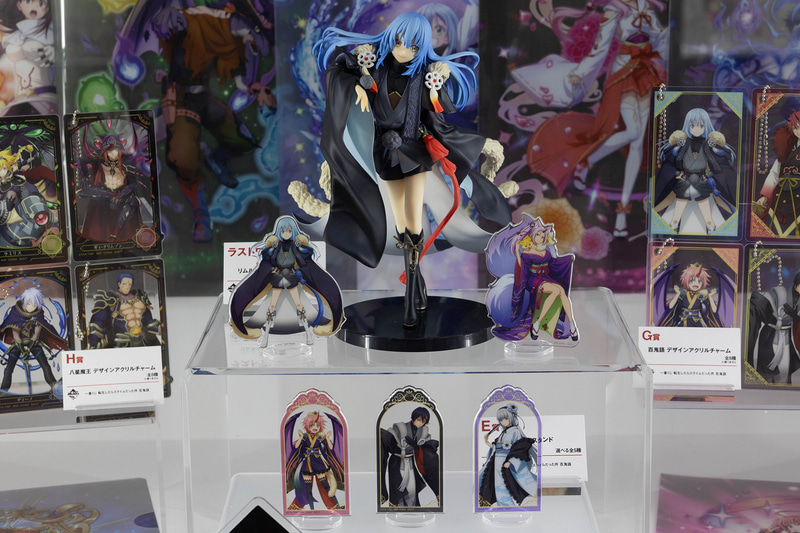 写真上がラストワン賞のラストワンver. リムル＝テンペスト フィギュアで、下がE賞のアクリルスタンドだ