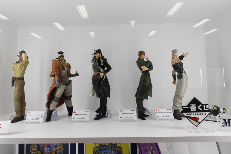 写真左から、C賞のジェセフ・ジョースター MASTERLISE、D賞のモハメド・アヴドゥル MASTERLISE、A賞の空条承太郎 MASTERLISE、B賞の花京院典明 MASTERLISE、E賞のジャン・ピエール・ボルナレフ MASTERLISE、F賞のイギー MASTERLISEだ