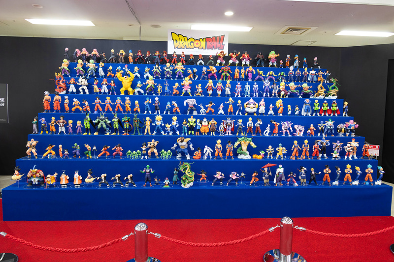 ドラゴンボールのフィギュアたちが、まるでひな人形のように展示されていた