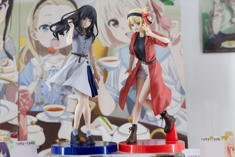 写真左からB賞の井ノ上たきな フィギュアと、A賞の錦木千束 フィギュア