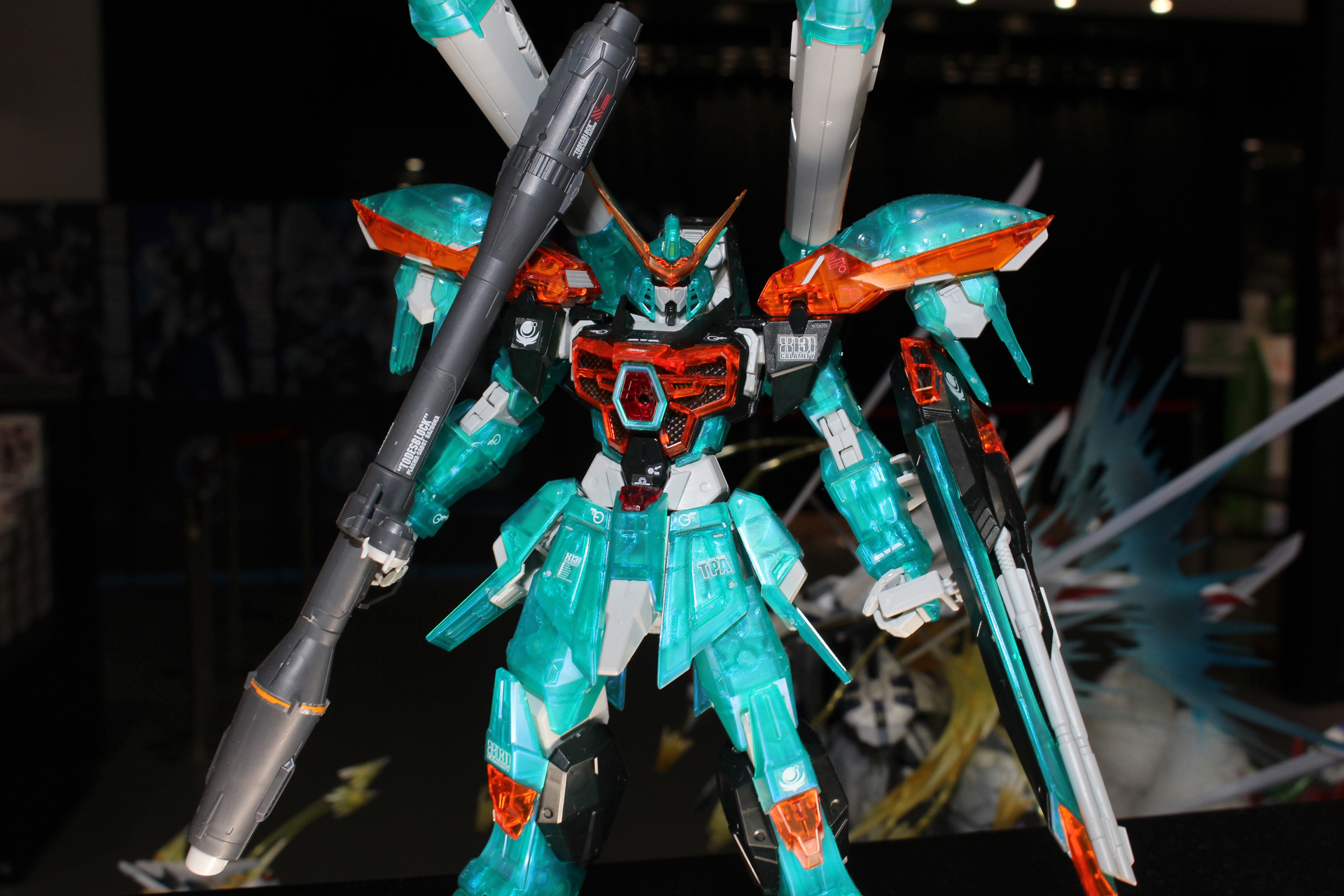 主なパーツをクリアカラーで成形。内側パーツのカラーにより、色が映える