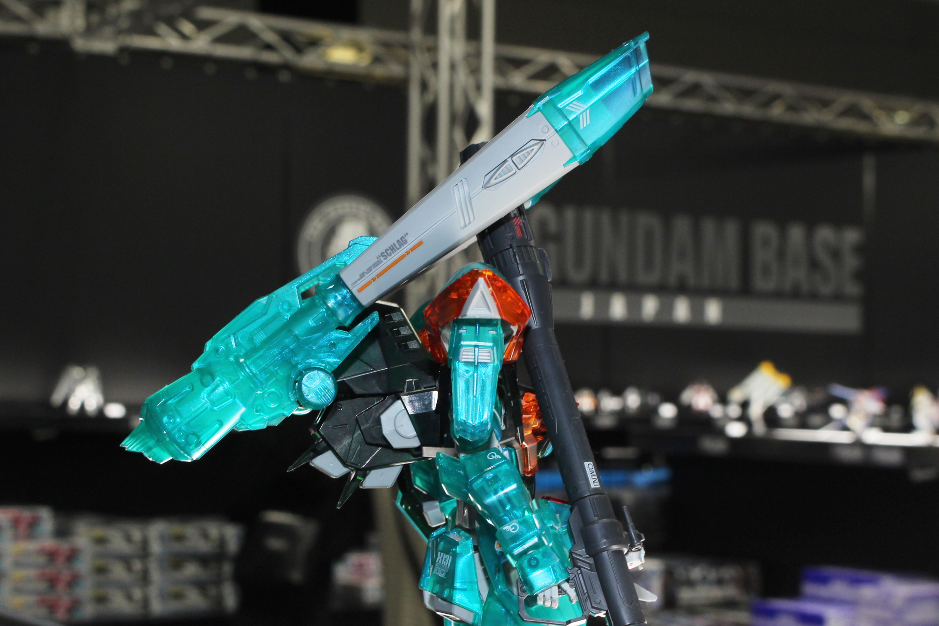 機体のトレードマークでもある2連装ビーム砲シュラーク