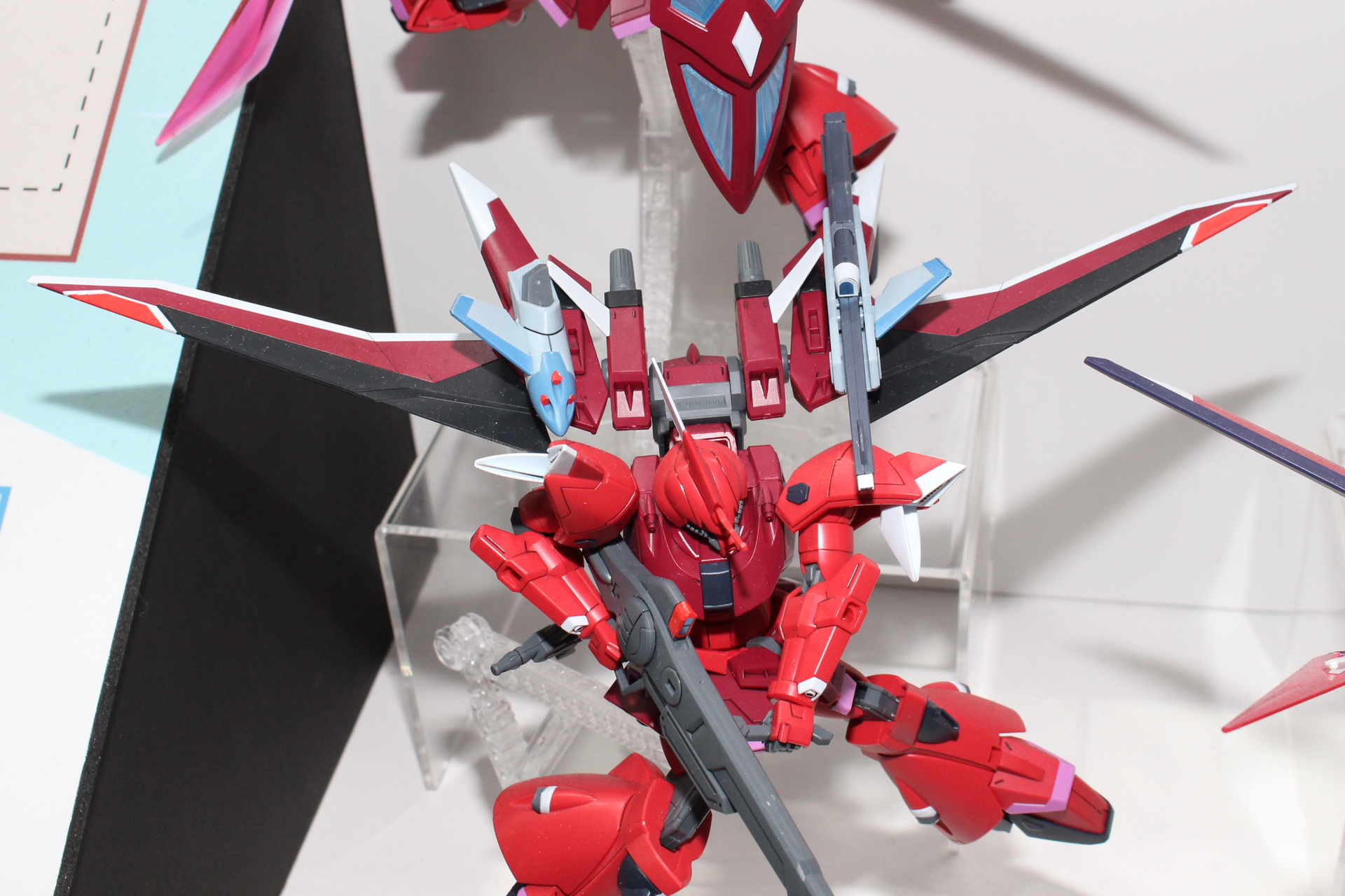 ウイングに装備されたミサイルランチャーとリニア砲