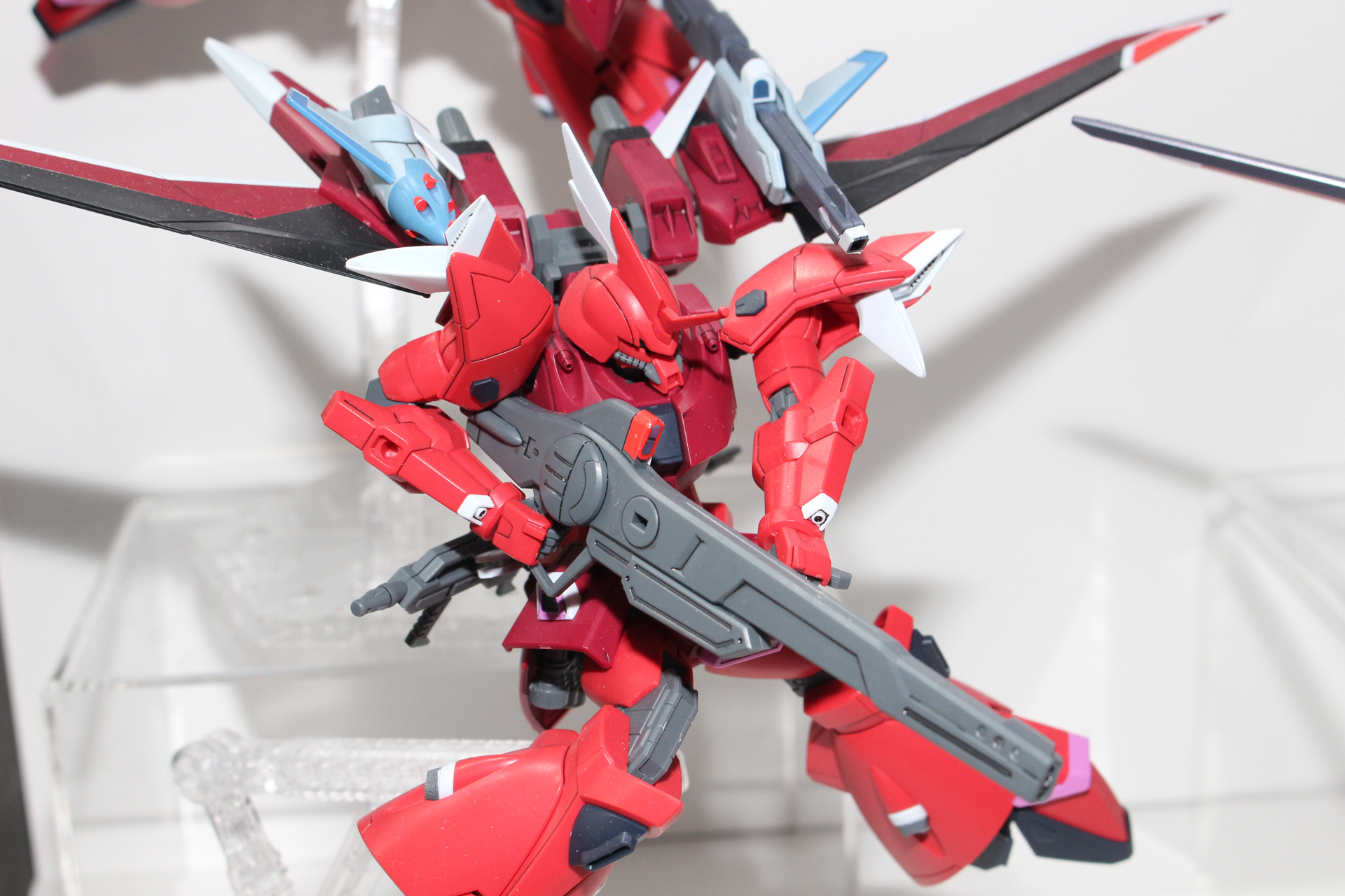 レールガンはこのように両手持ちも可能