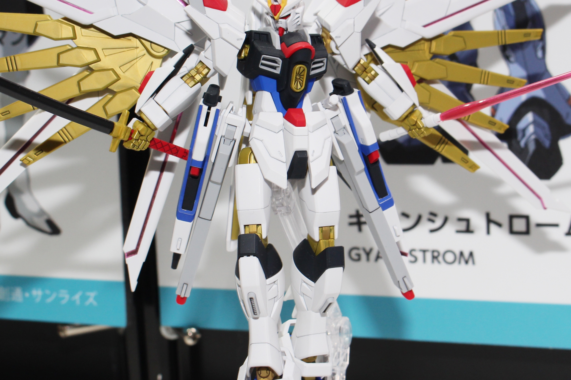 腰に2門のレールガンを備え、前方に可動させることで一斉射撃状態を再現できる