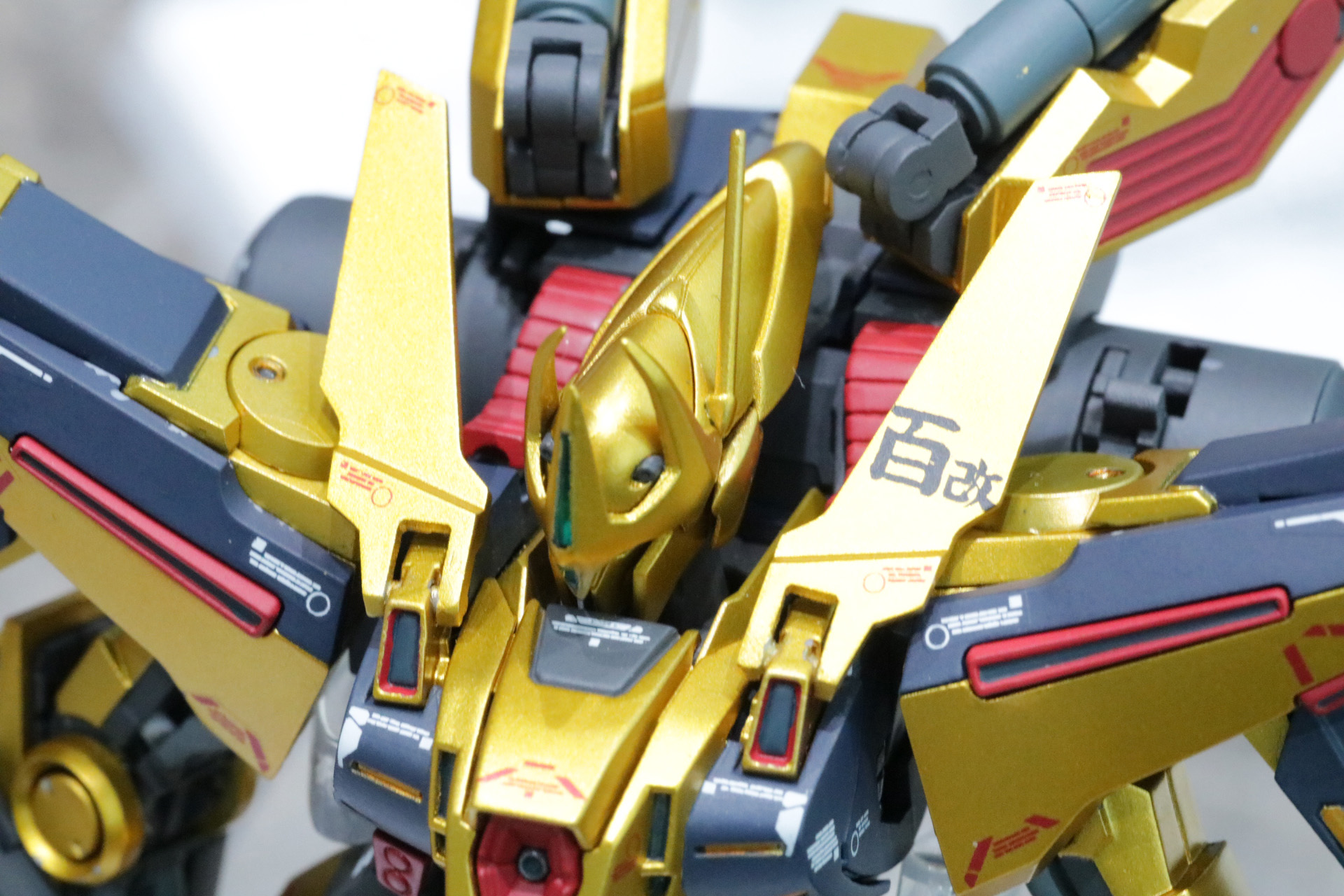 密度感ある重装甲。百式改のマーキングもしっかり再現されている