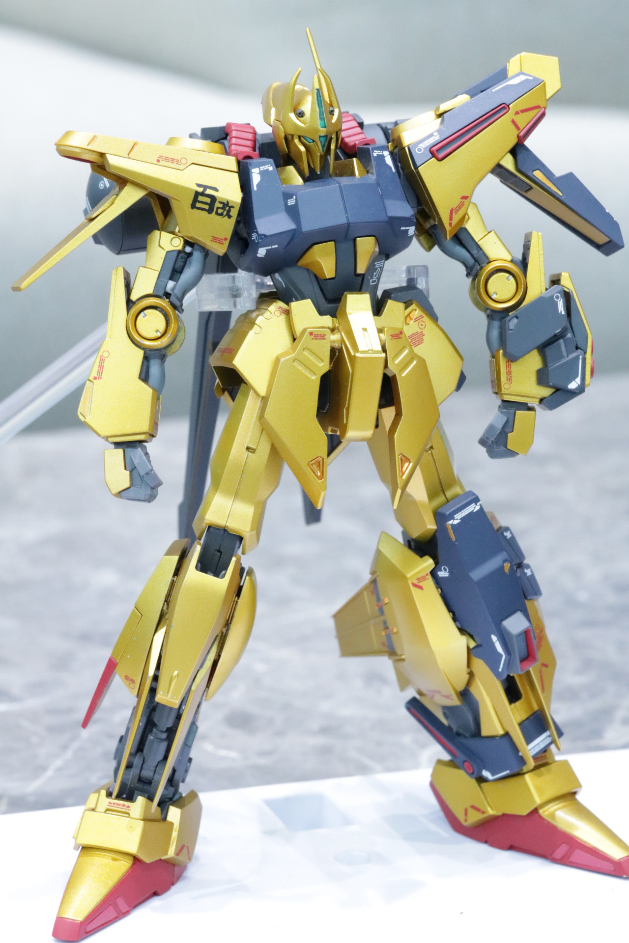 アーマーを半分装着した「百式改」の表現も楽しめる