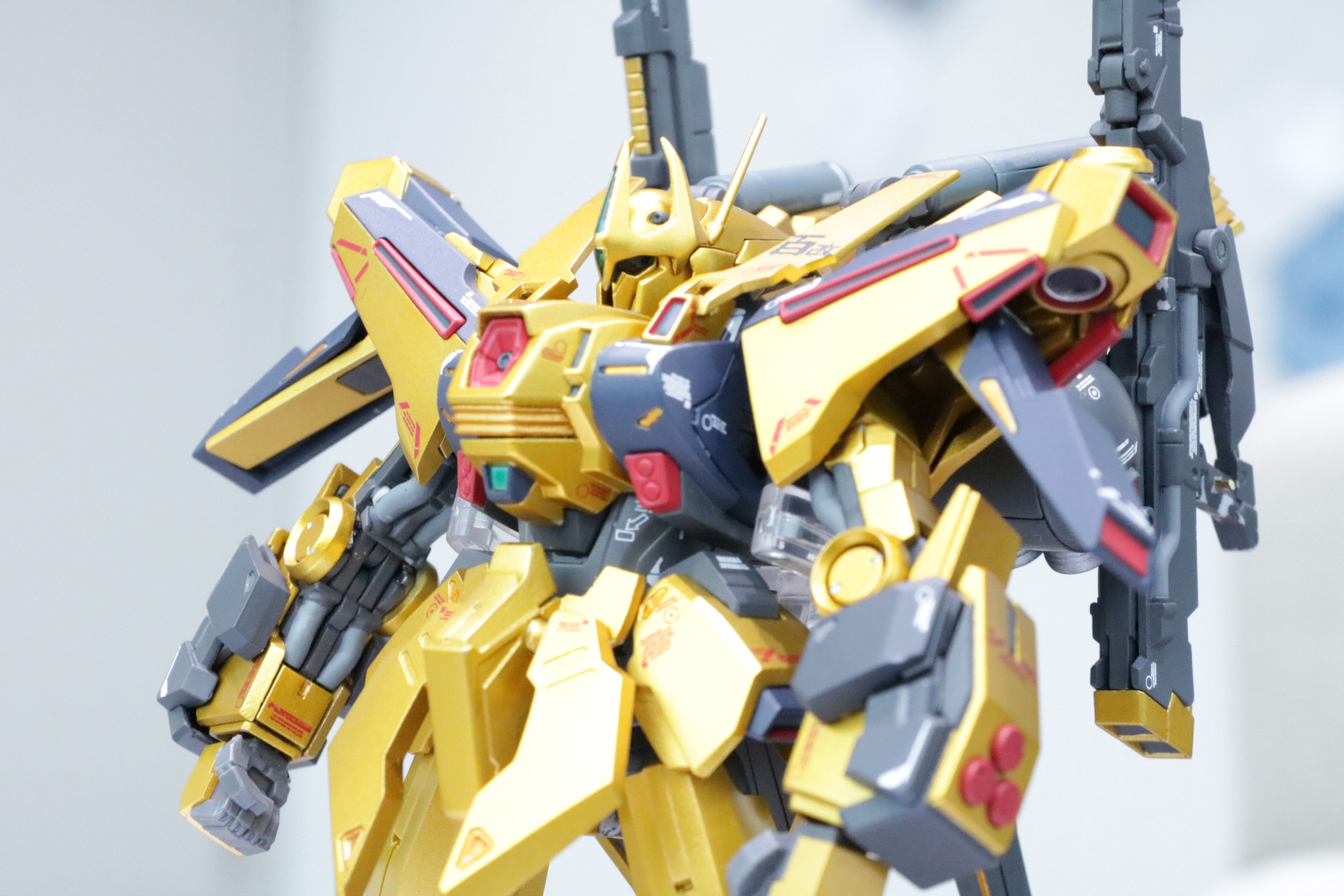 眩しいゴールドの塗装は光によってその色合いも違った見えるのが魅力的