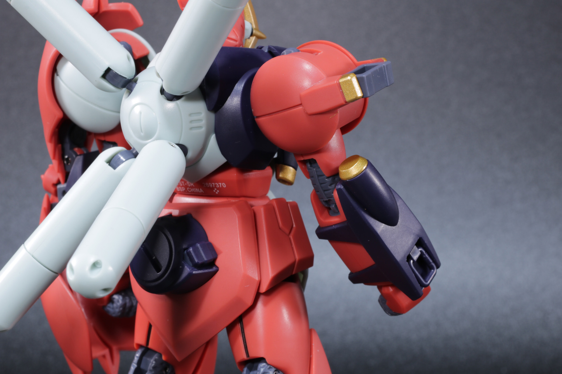 リア・スカートの弾倉から肩アーマーを通すことで設置完了。長い給弾ベルトでは手に持った状態の「アックス・ガン」に接続できる