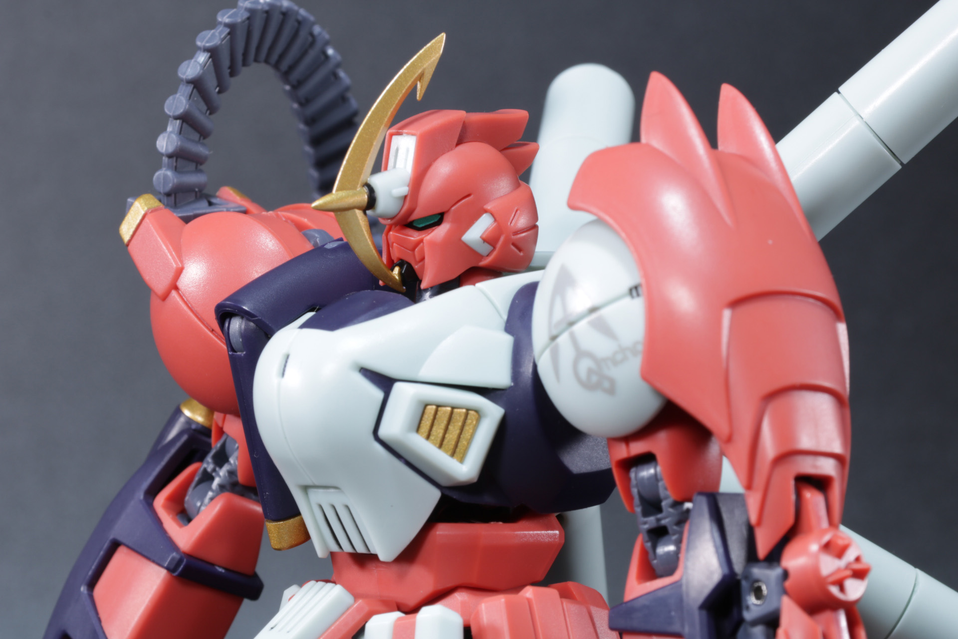 横から見た「アンカーガンダム」の特徴的な表情も表現されている