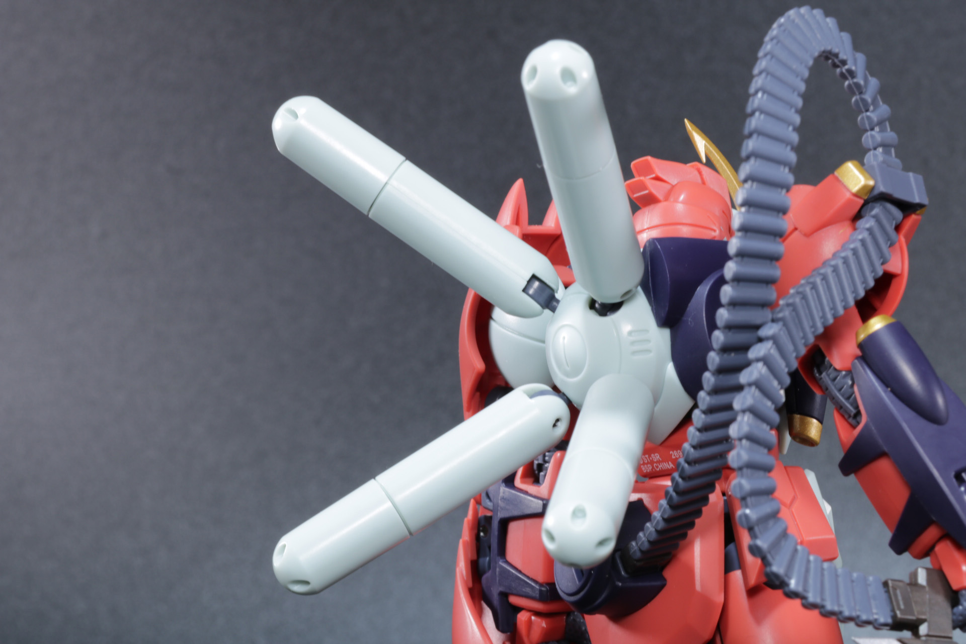 「クロスボーン・ガンダム X-1」などのスラスターを彷彿とさせるデザイン、ギミックが搭載されている
