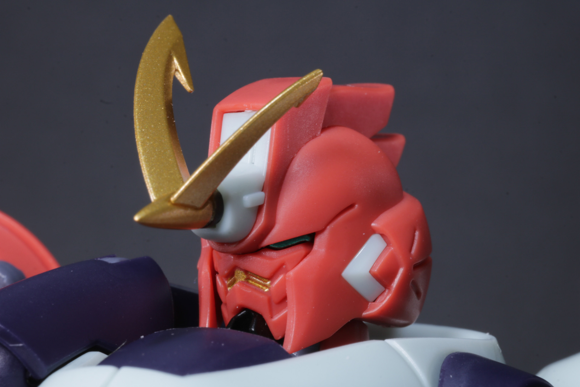 交換用フェイスパーツとV字タイプのヒートカッター。「クロスボーン・ガンダム」から続く口のような放熱機構が再現され、ヒートカッターもV字のポジションになることで「ガンダム」らしさが出ている