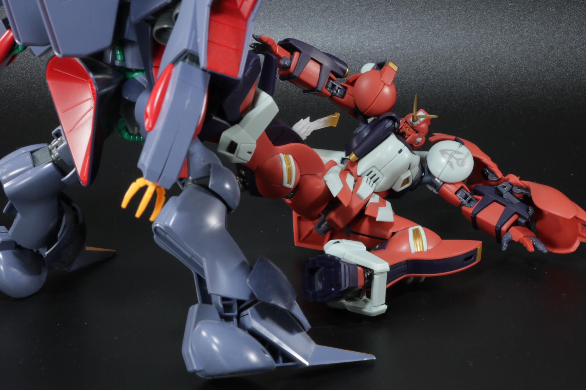 レオの声で正気を取り戻したアッシュ。「アンカーガンダム」の「パイルバンカー」が装甲を貫く