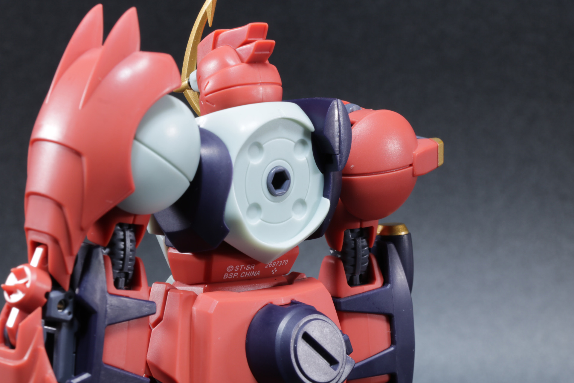 「アンカーガンダム」本体の背中にスラスターパーツを接続