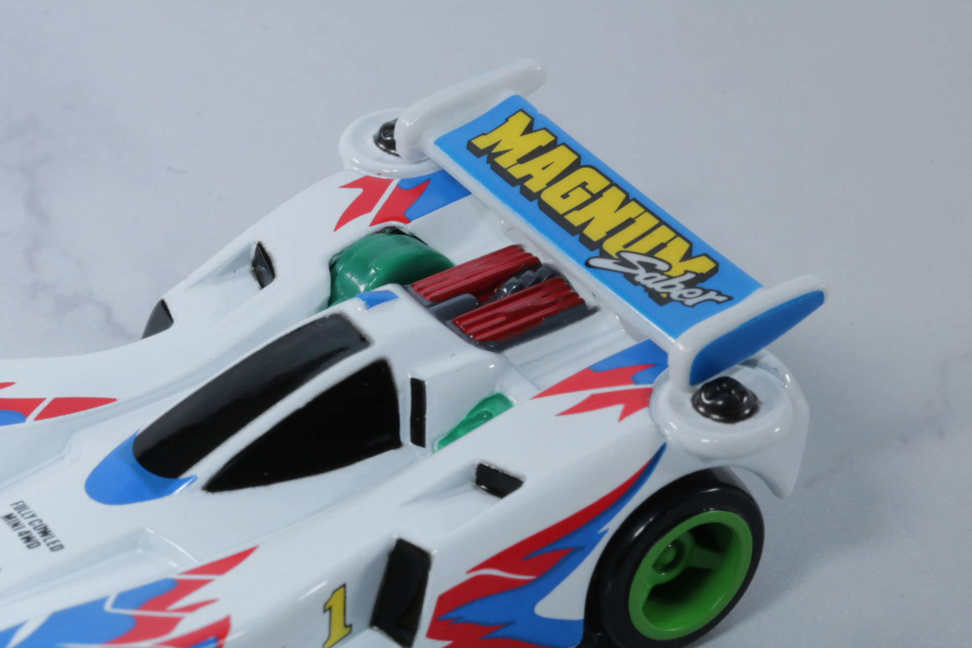 ウイングは寝かせた高速セッティング