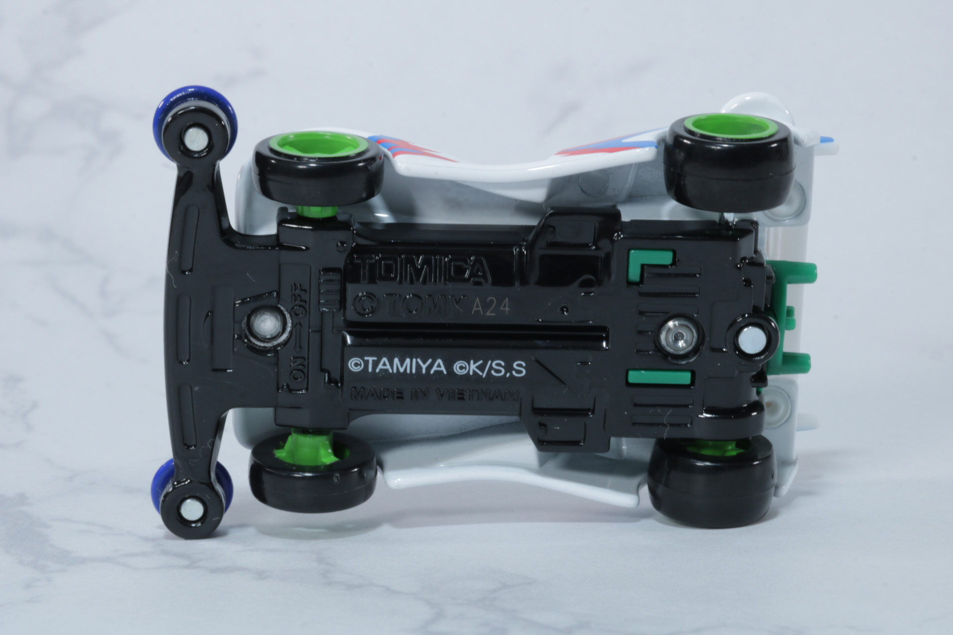 裏面から見るとシャーシとカウルの隙間や電源スイッチなども再現されている。タイヤもフロントとリアで厚みが異なるのも表現されている