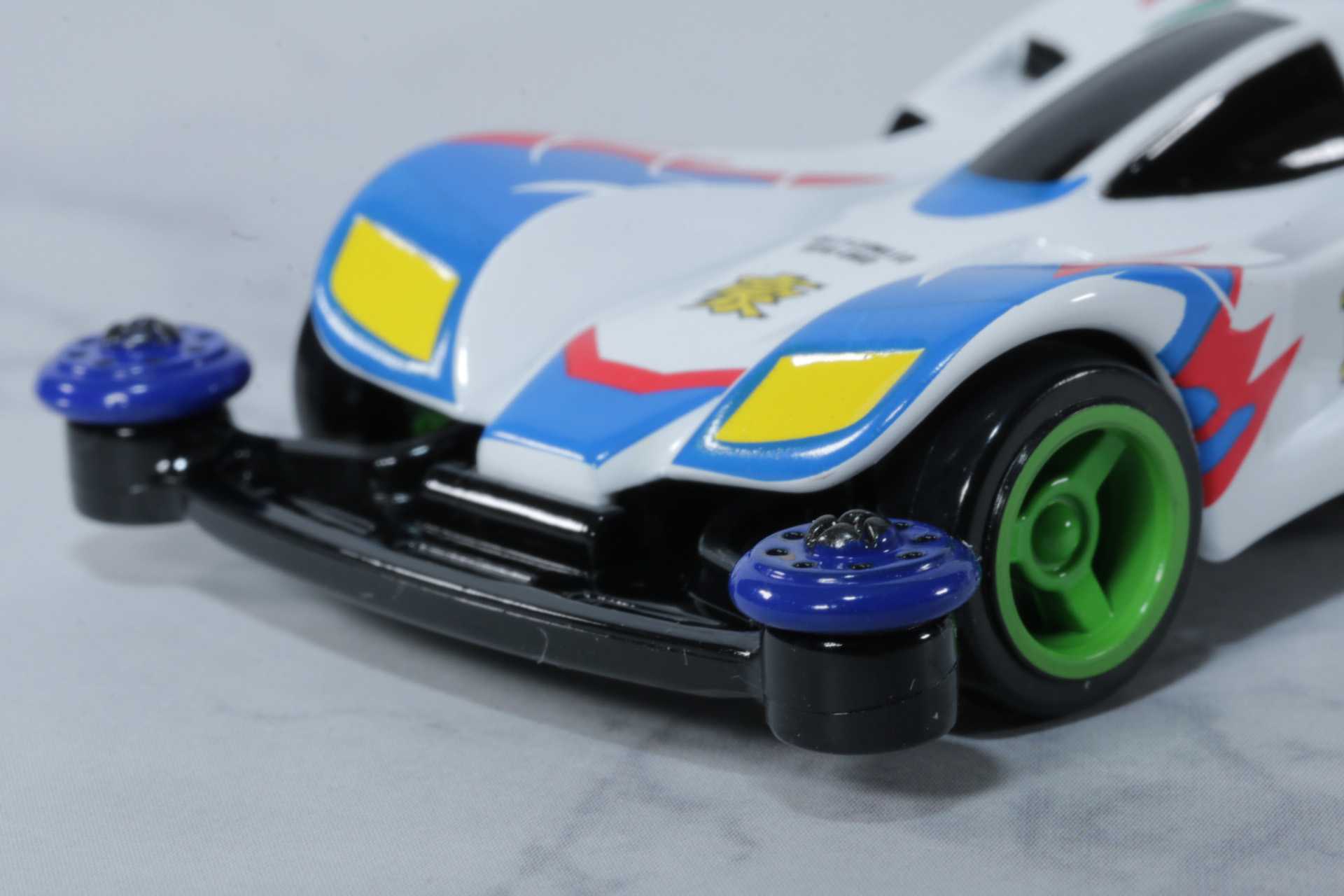 フロントローラーは回転するアクションを搭載