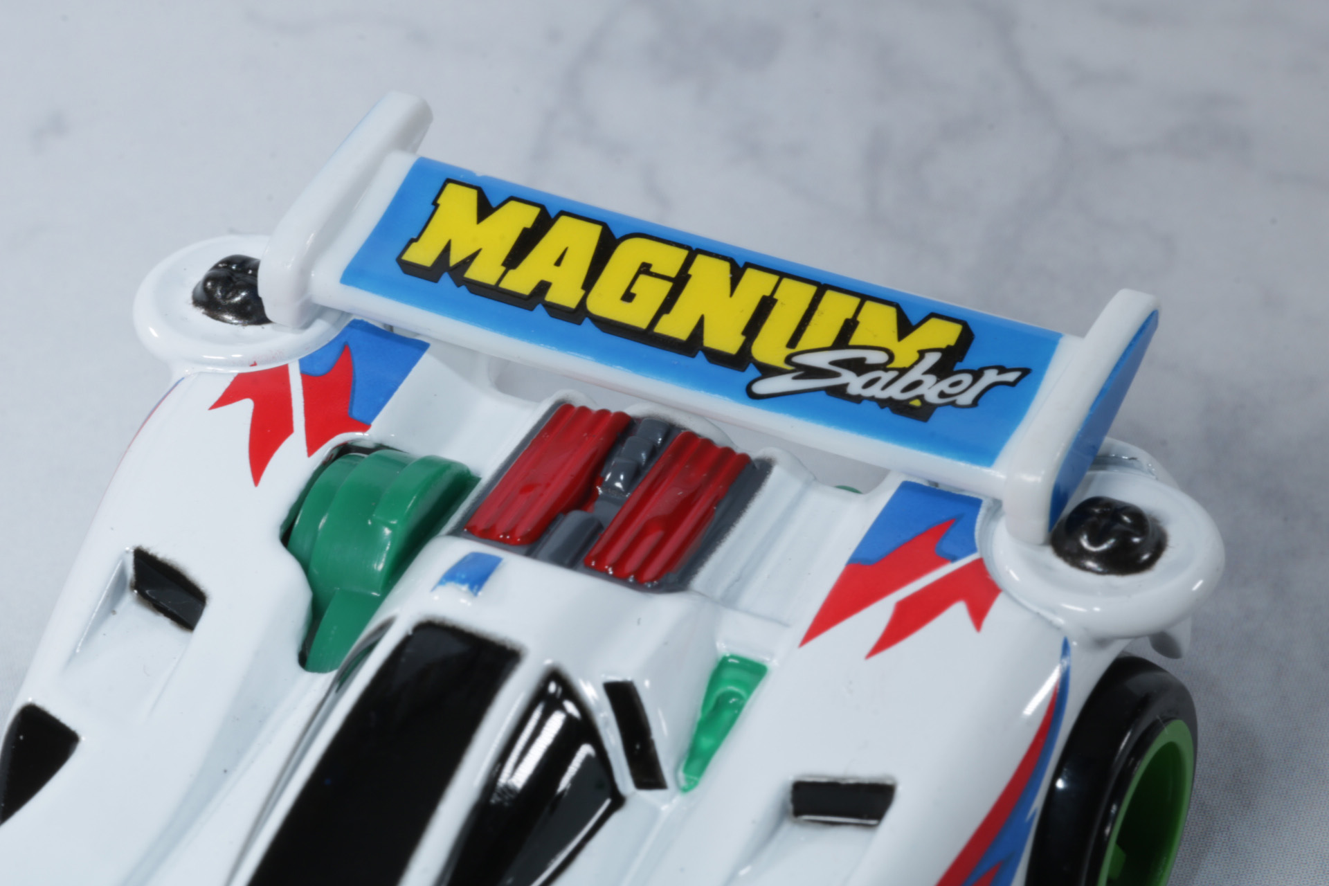 「MAGNUM Saber」の勇ましいロゴも完備