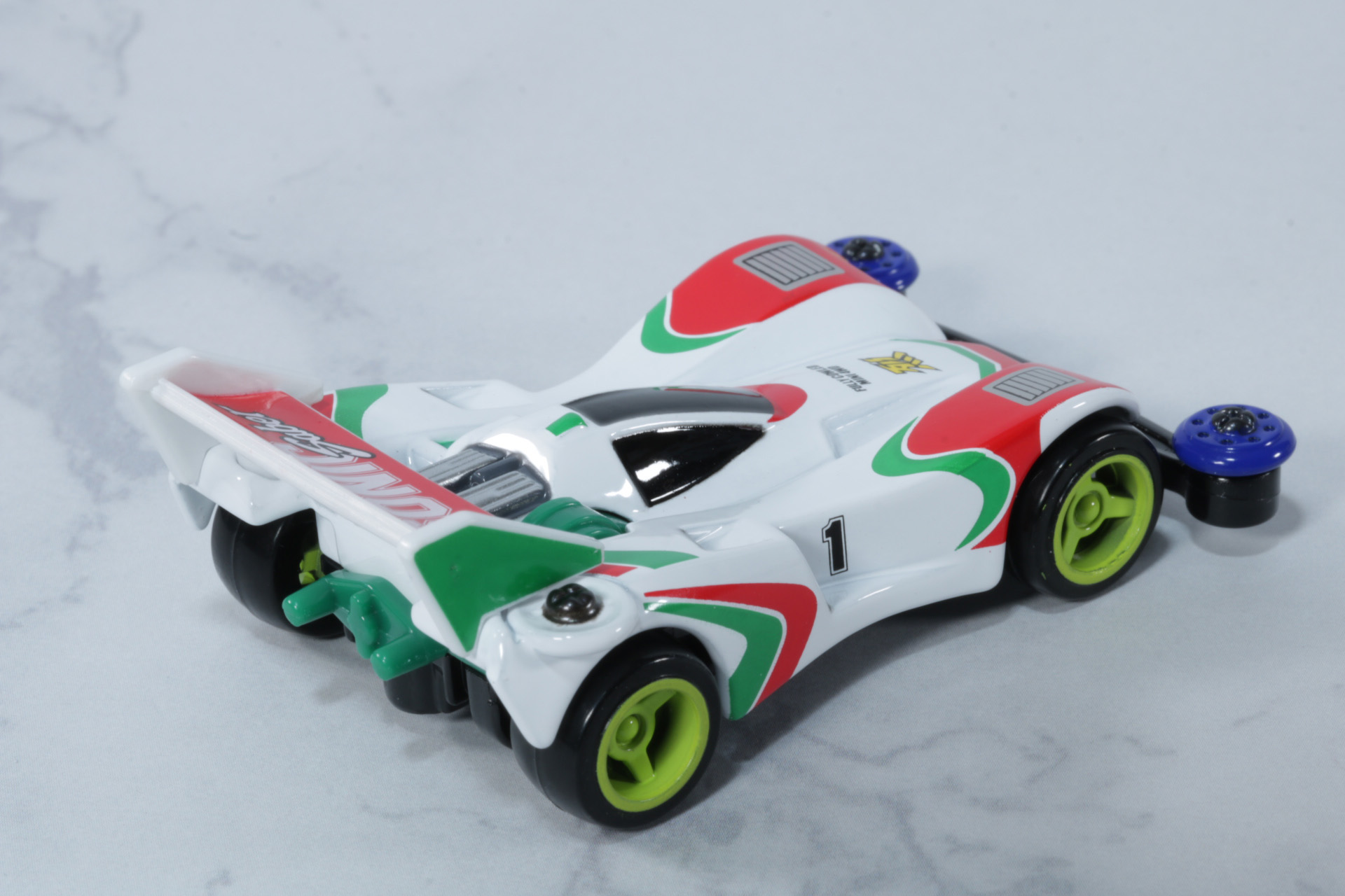 特徴的な赤のカラーリングと模様を完全再現