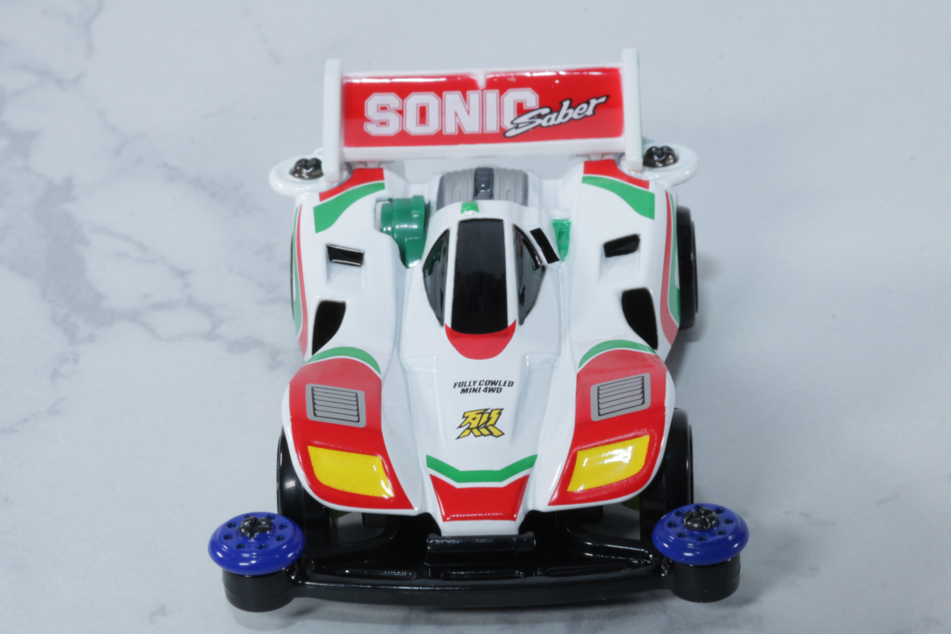 横幅のあるカウルのサイズ感やダウンフォースを意識したデザインも表現されている