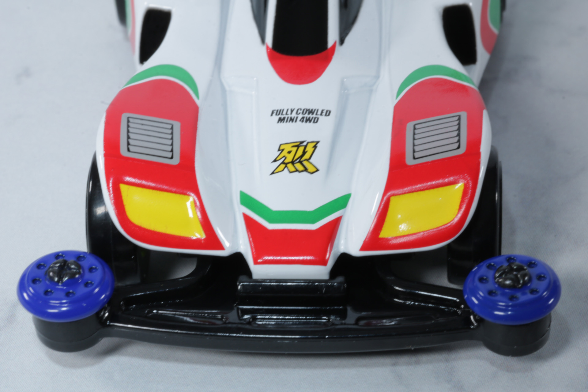 烈の文字やフロントライト後ろのシャッター模様も再現