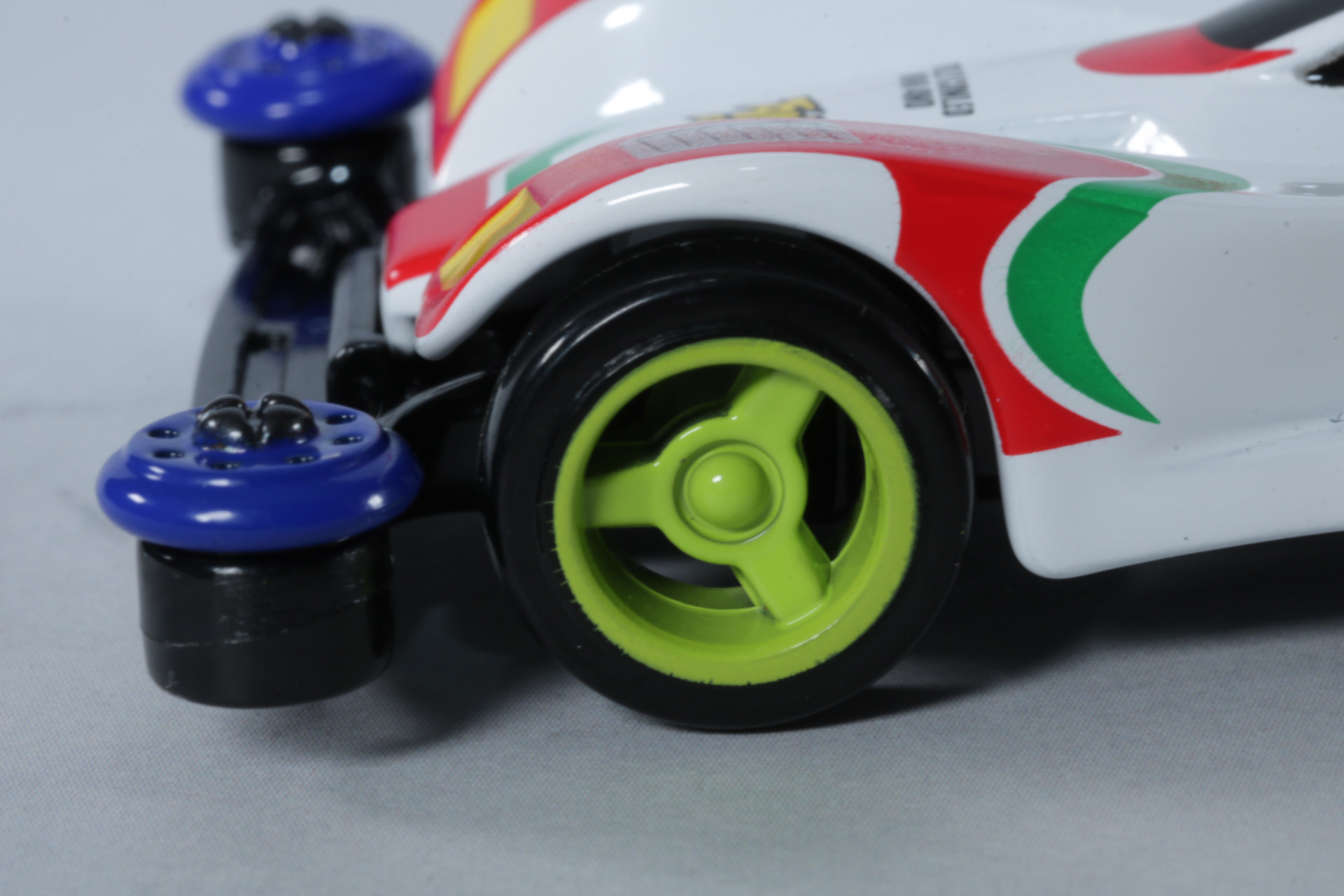 ホイールのカラーは黄緑色となっている