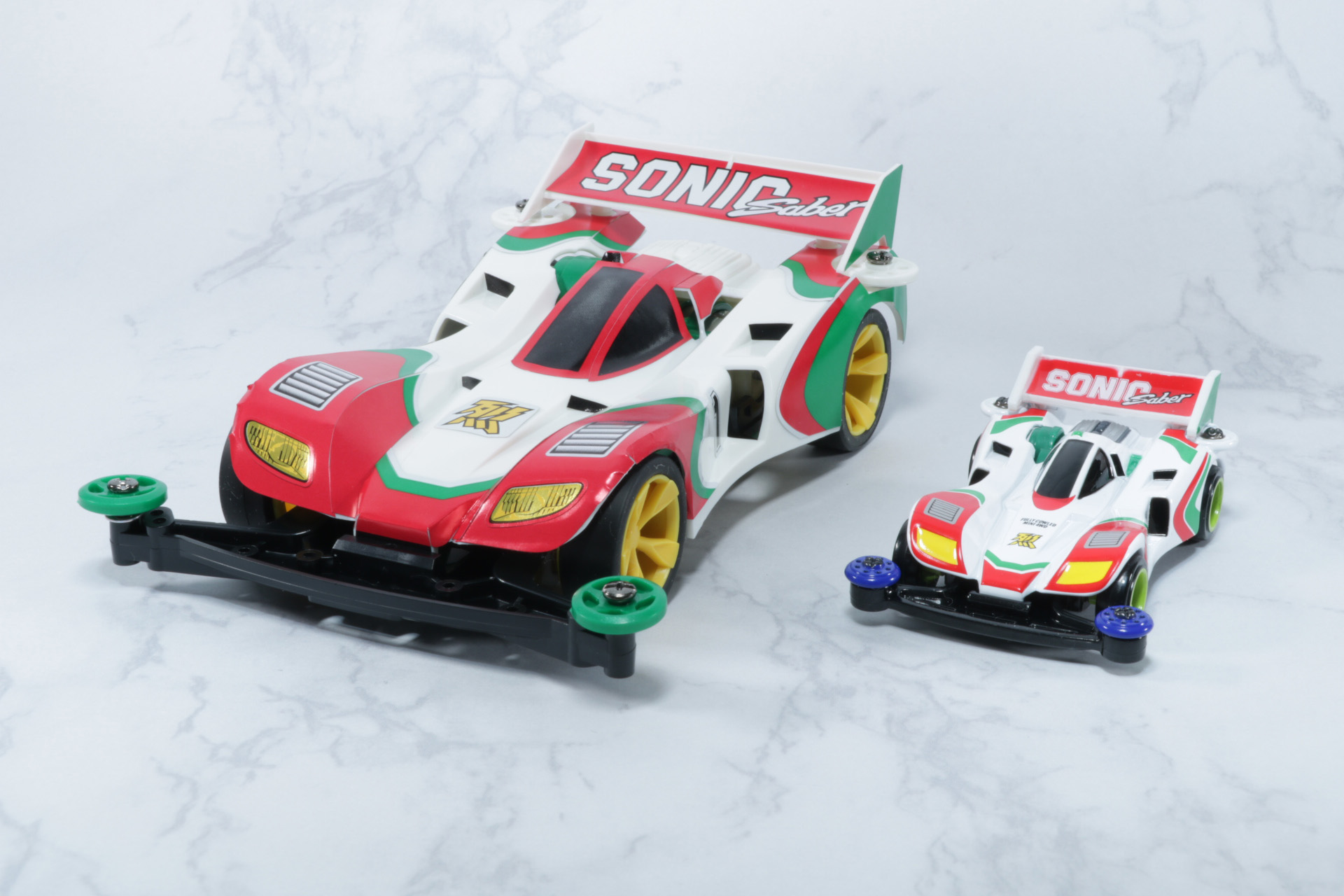 タミヤ「ソニックセイバー プレミアム(スーパーIIシャーシ)」（左）と比較。こちらもトミカでは当時のキット、アニメのカラーリングが再現されている