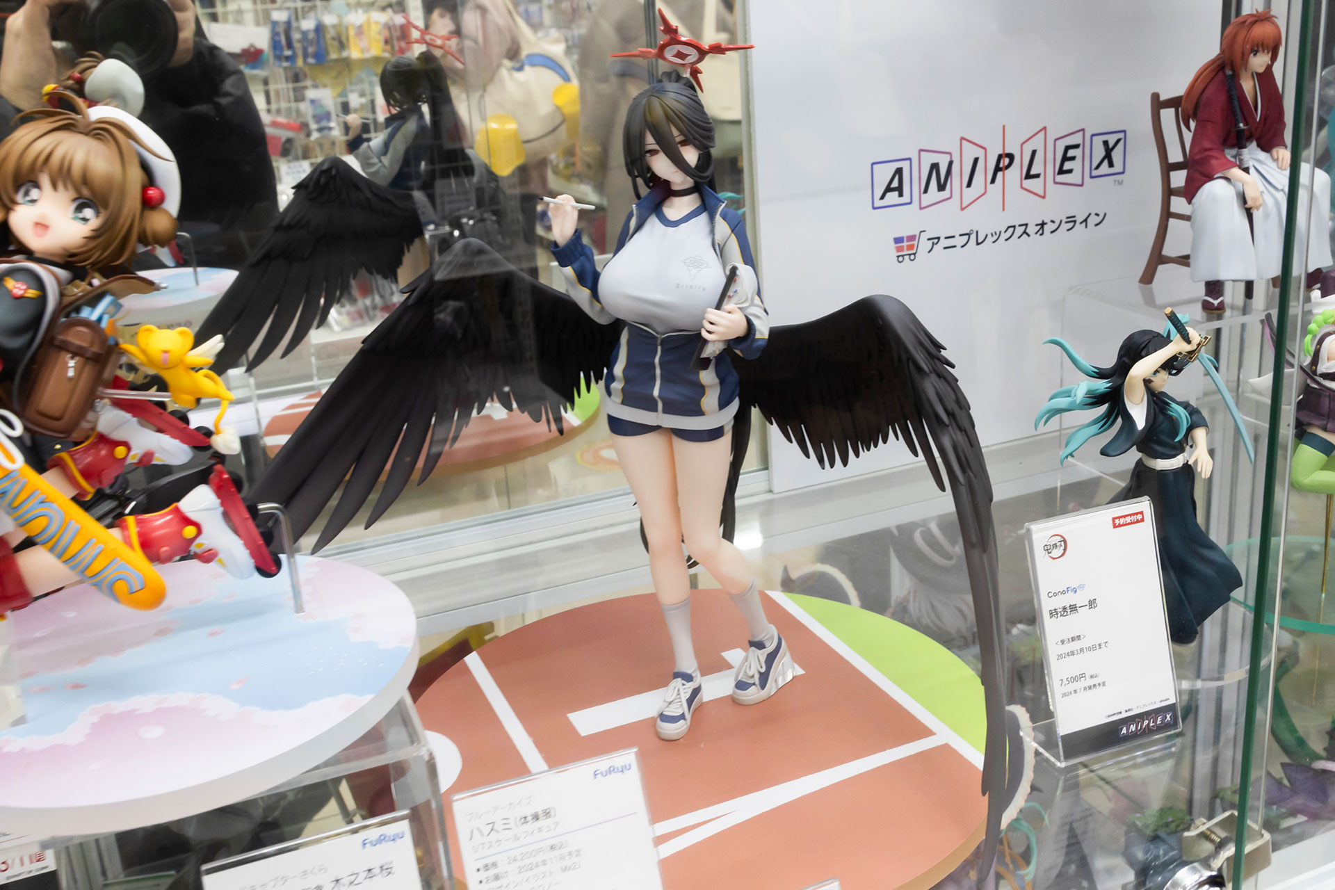 フィギュアの素材はPVCとABSで、台座部分を含む全高は約300mmだ