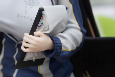 β1 ブルーアーカイブ制服&黒翼 羽川ハスミ スリーブ&プレイマット 特別企画】【あみあみ展示撮り下ろし】たわわなバストに目が