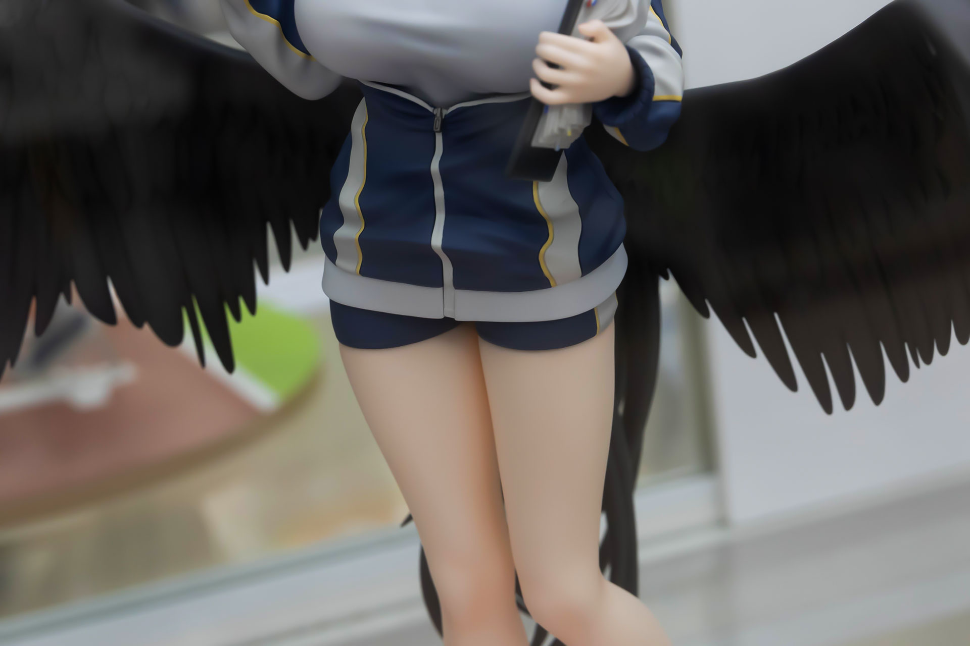 ショートパンツということもあり、健康的な太ももがあらわに